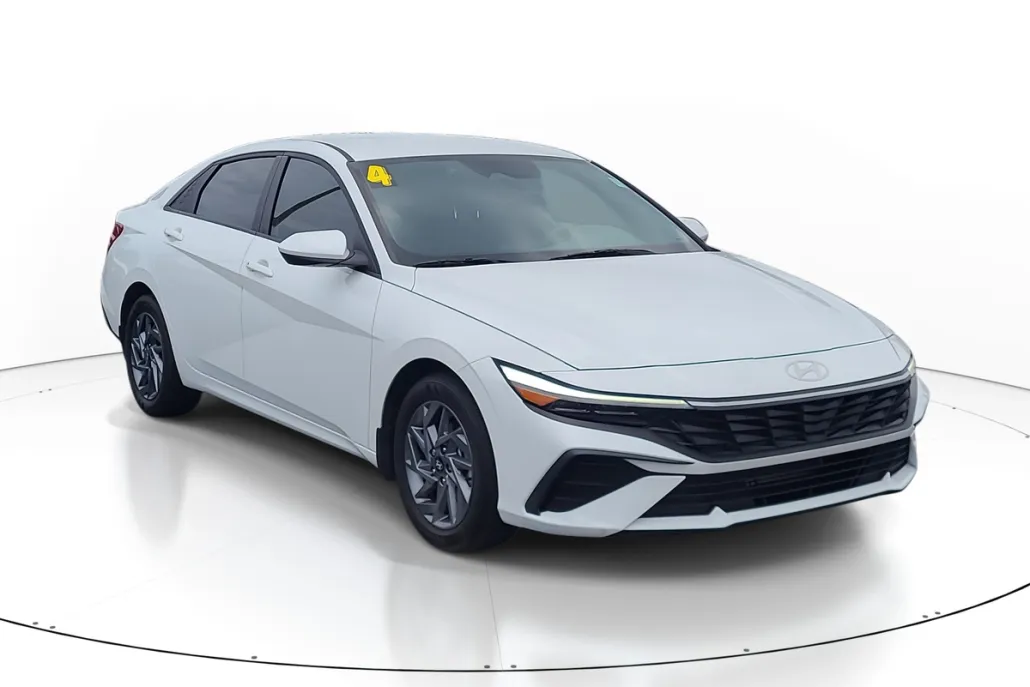 2024 Hyundai Elantra SEL photo 1