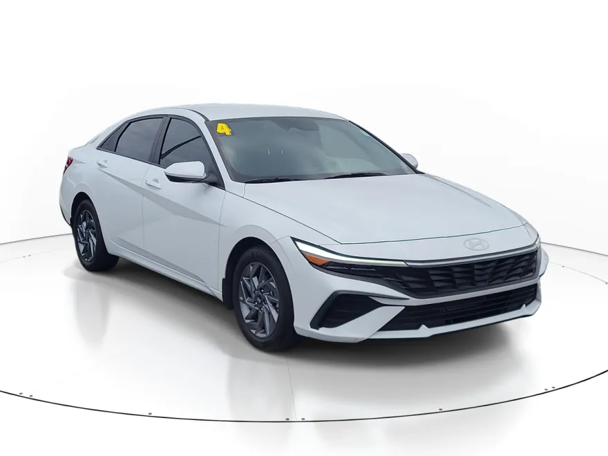 2024 Hyundai Elantra SEL photo 1