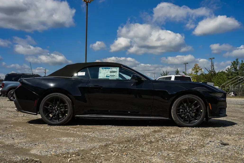 2025 Ford Mustang EcoBoost Premium photo 1