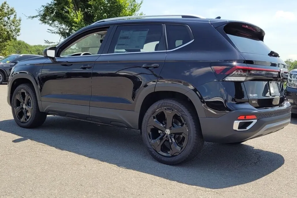 2025 Volkswagen Taos SEL photo 1