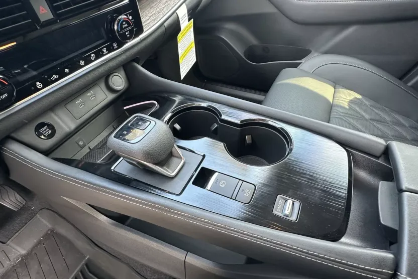 2025 Nissan Rogue Platinum photo 1