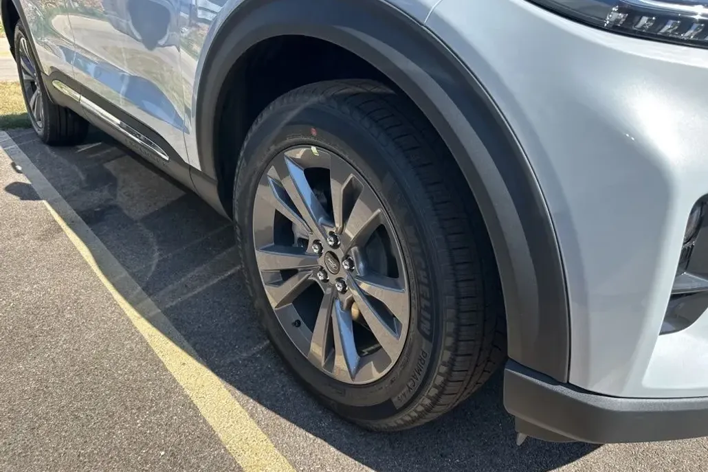 2025 Ford Explorer photo 1