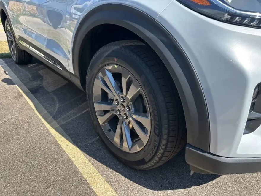 2025 Ford Explorer photo 1