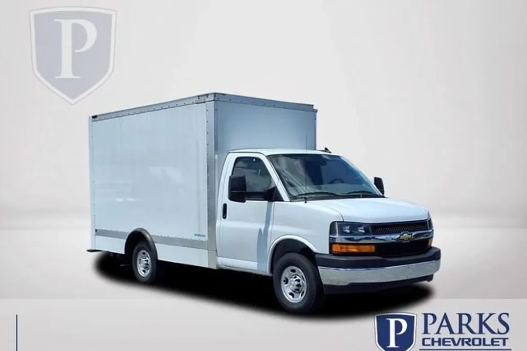 2024 Chevrolet Express Cutaway 3500 photo 1