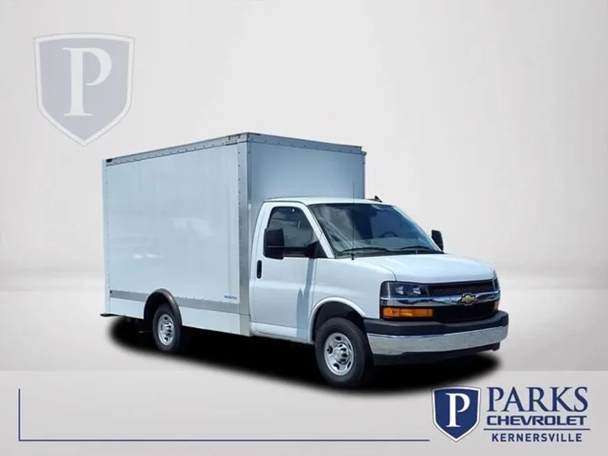 2024 Chevrolet Express Cutaway 3500 photo 1