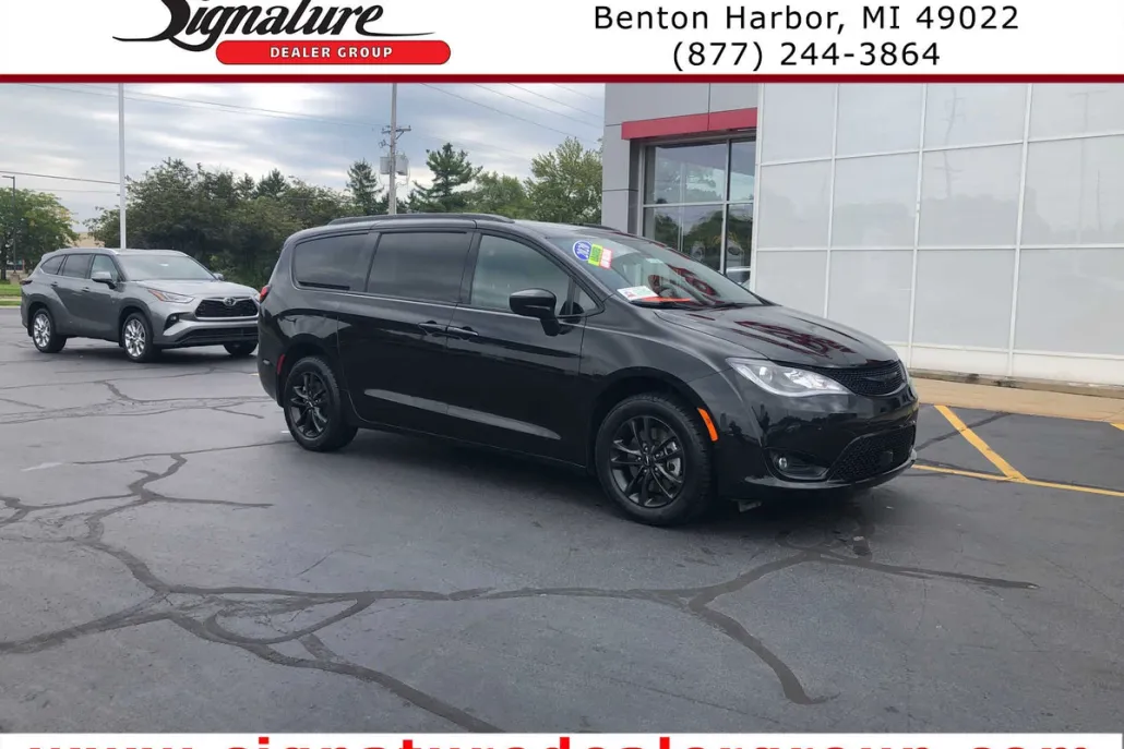 2020 Chrysler Pacifica Touring L photo 1