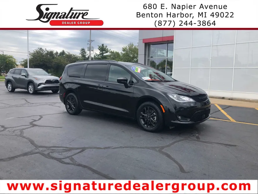 2020 Chrysler Pacifica Touring L photo 1