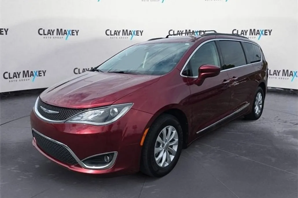 2017 Chrysler Pacifica Touring L photo 1