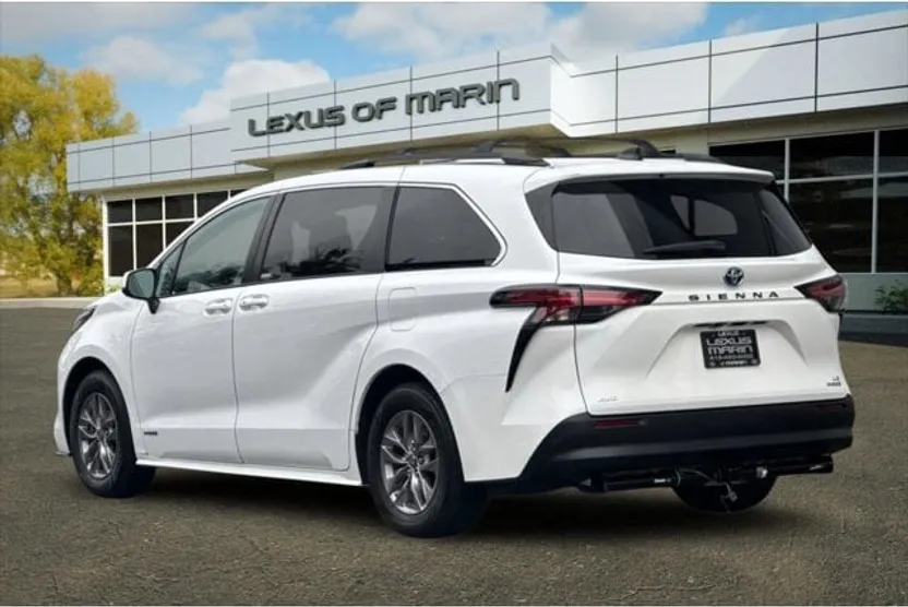2021 Toyota Sienna LE photo 1