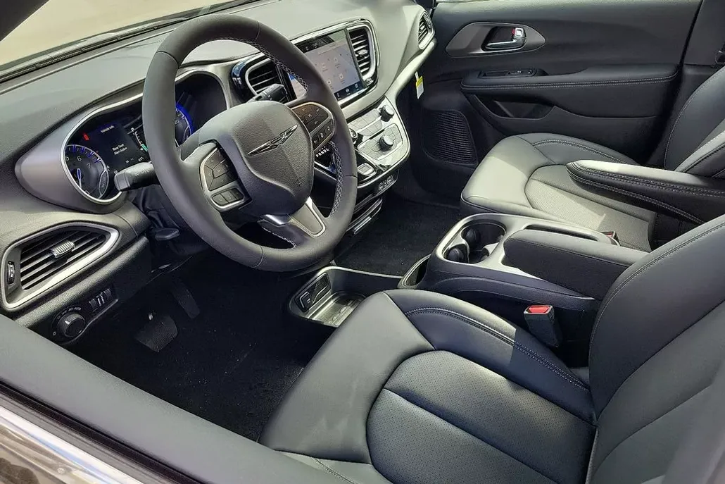 2025 Chrysler Voyager LX photo 1