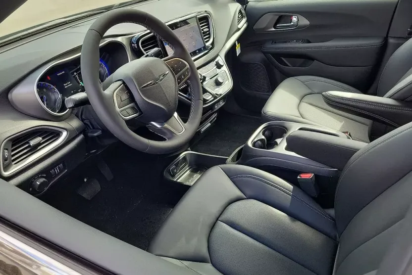 2025 Chrysler Voyager LX photo 1