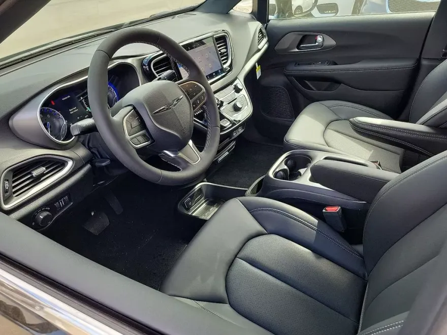 2025 Chrysler Voyager LX photo 1