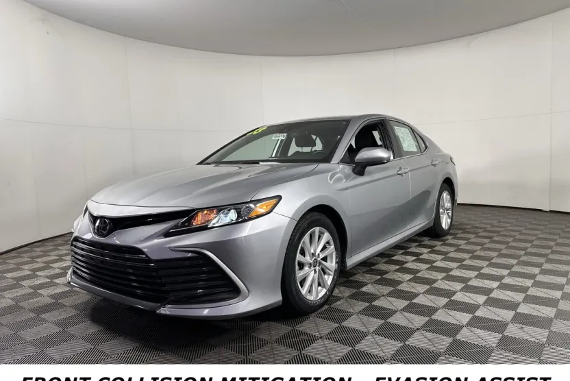 2023 Toyota Camry LE photo 1