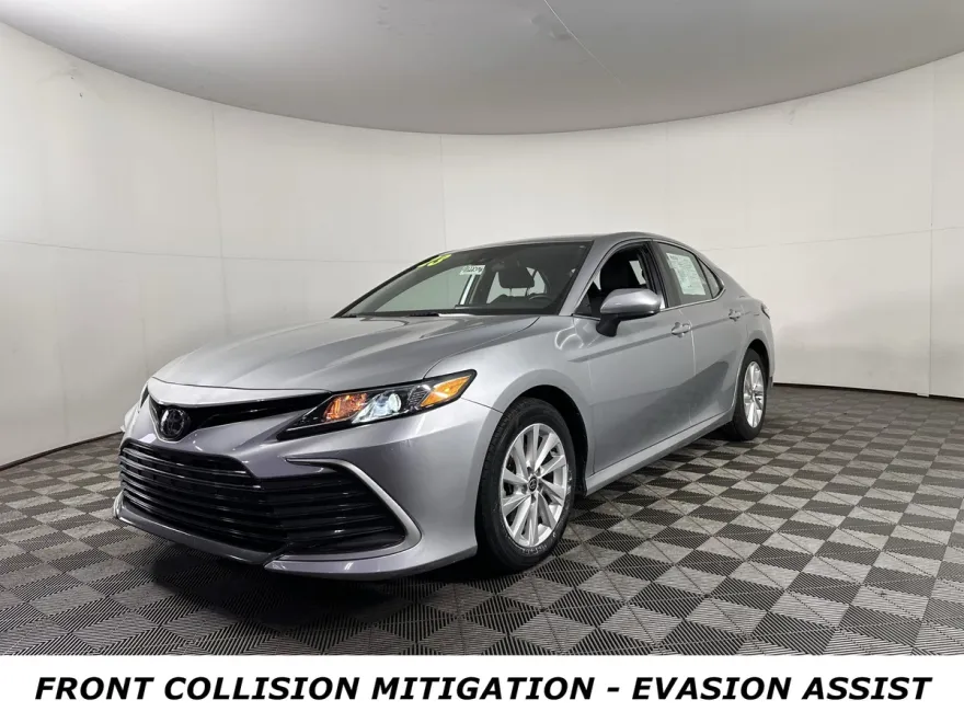 2023 Toyota Camry LE photo 1