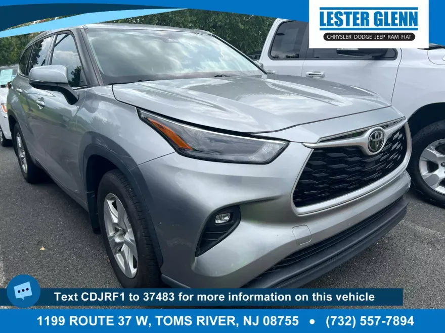 2022 Toyota Highlander LE photo 1