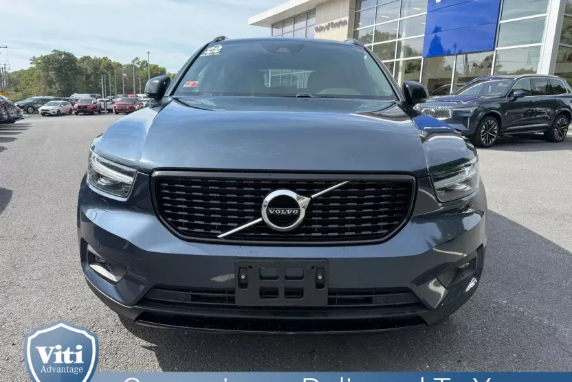 2022 Volvo XC40 T5 AWD R-Design photo 1