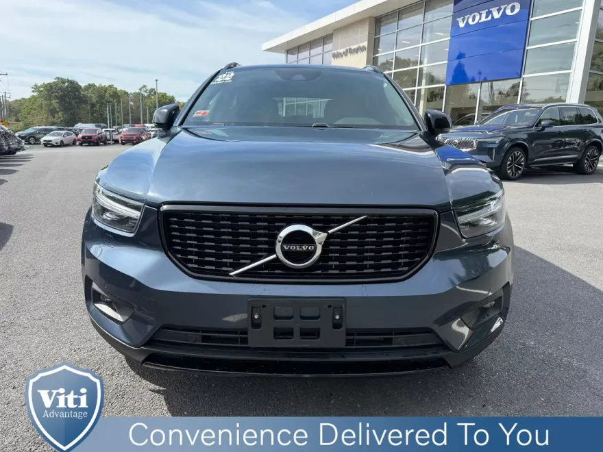 2022 Volvo XC40 T5 AWD R-Design photo 1
