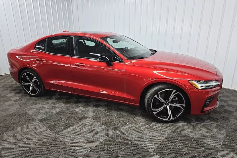 2023 Volvo S60 Ultimate photo 1