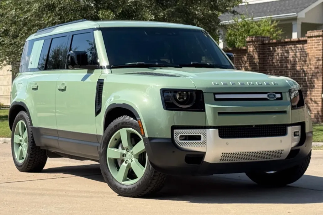 2023 Land Rover Defender 110 photo 1