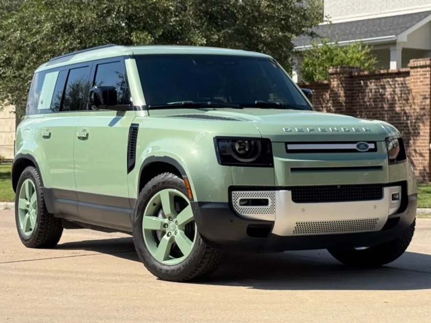 2023 Land Rover Defender 110 photo 1