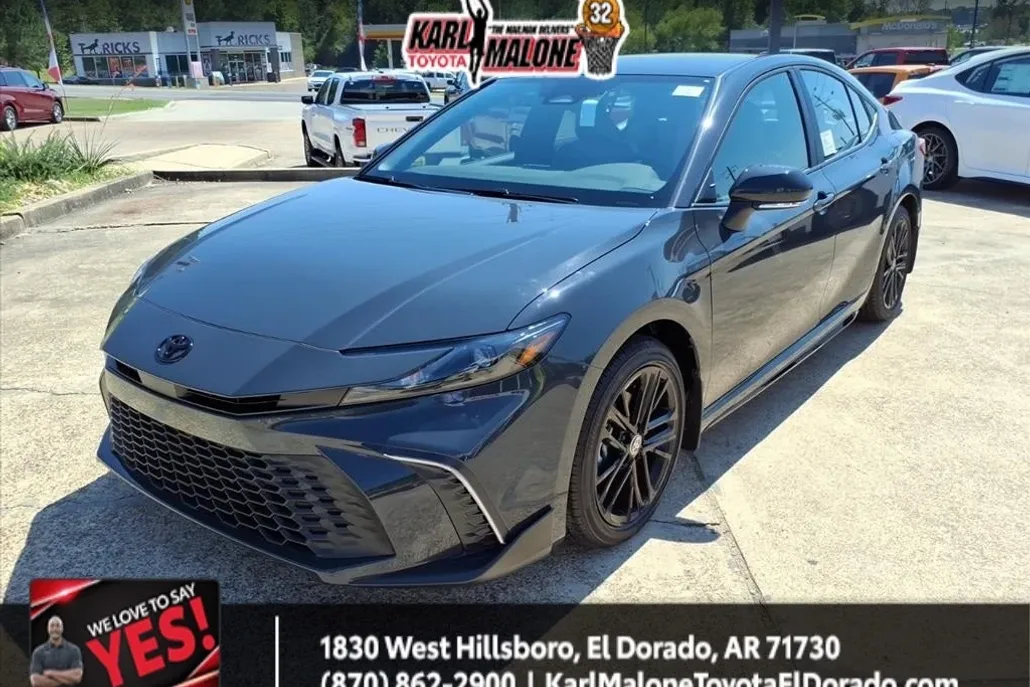 2025 Toyota Camry SE photo 1