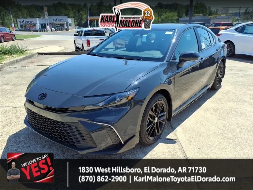 2025 Toyota Camry SE photo 1