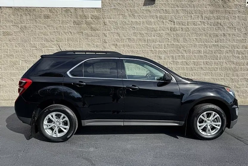 2017 Chevrolet Equinox LT photo 1