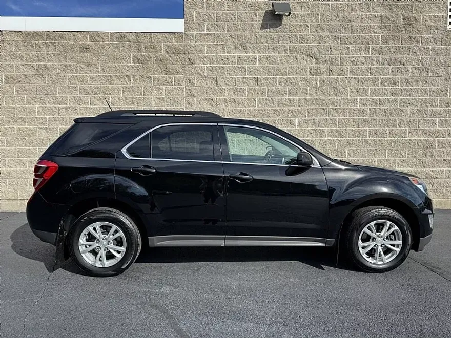 2017 Chevrolet Equinox LT photo 1