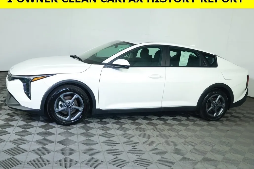 2025 Kia K4 LXS photo 1
