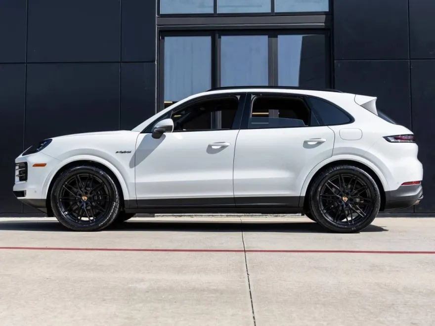 2025 Porsche Cayenne E-Hybrid photo 1
