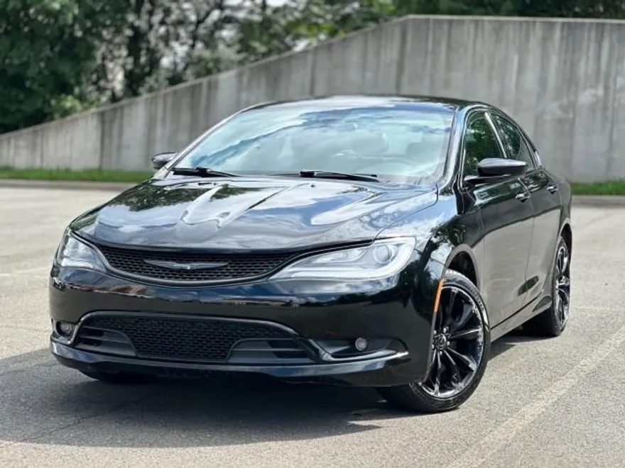 2016 Chrysler 200 S photo 1