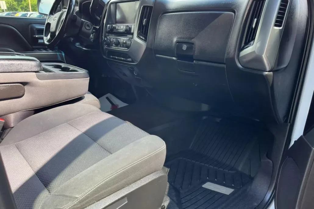 2017 Chevrolet Silverado 1500 LT photo 1