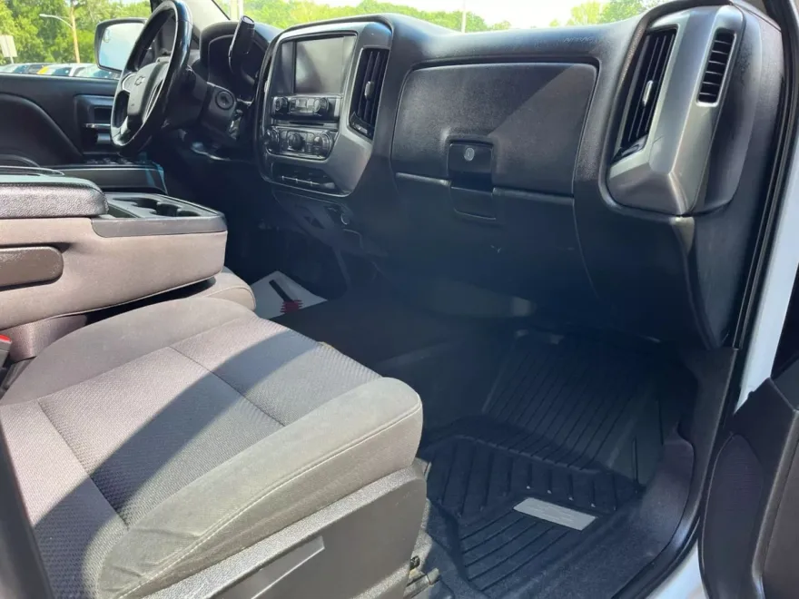 2017 Chevrolet Silverado 1500 LT photo 1