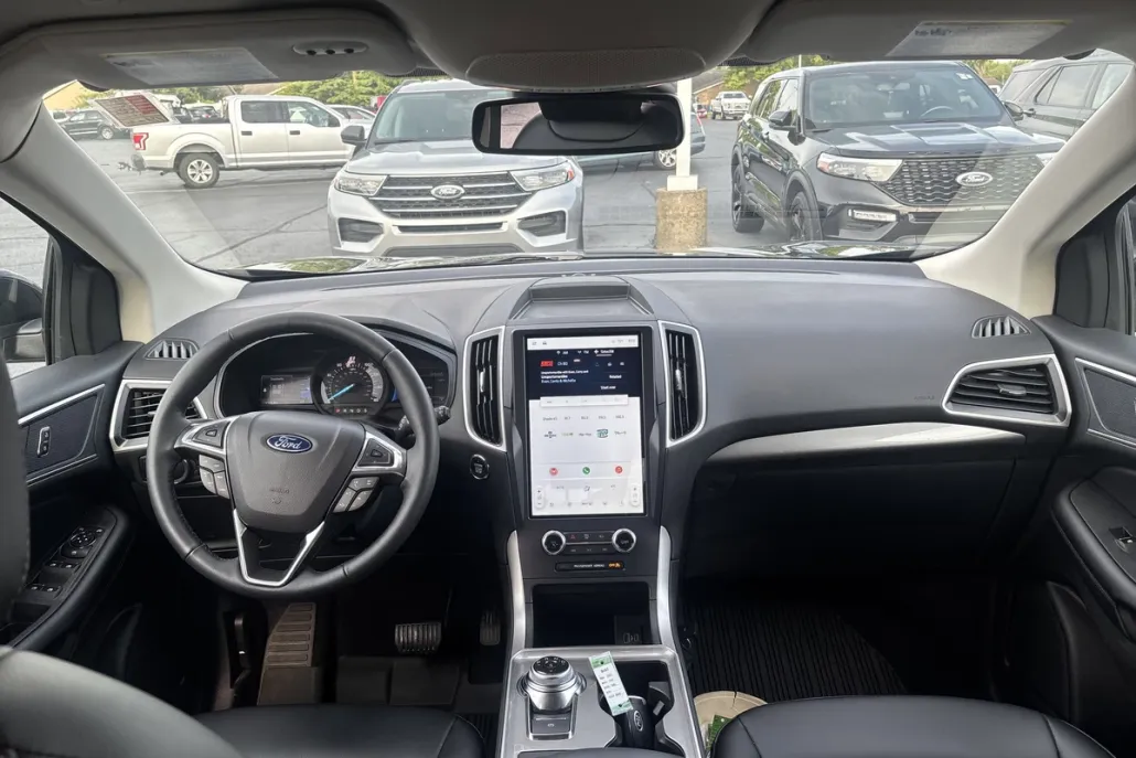 2023 Ford Edge SEL photo 1