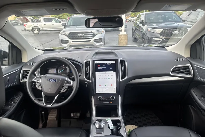 2023 Ford Edge SEL photo 1