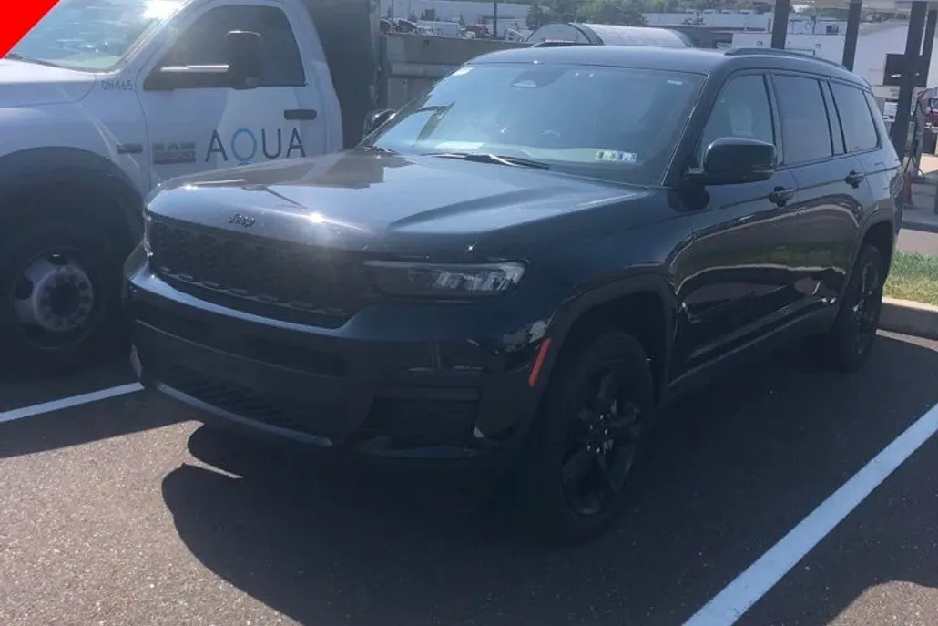 2023 Jeep Grand Cherokee Altitude photo 1