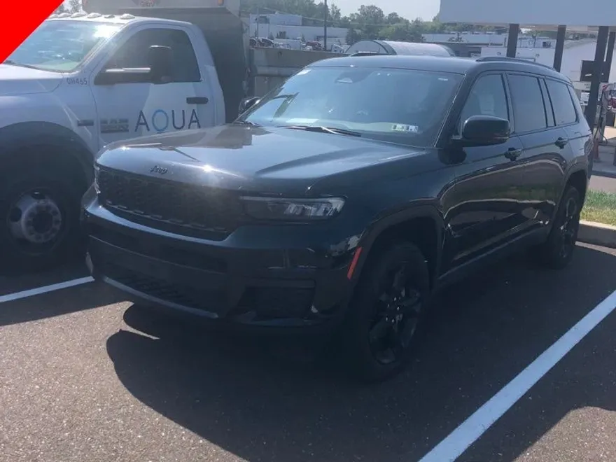 2023 Jeep Grand Cherokee Altitude photo 1