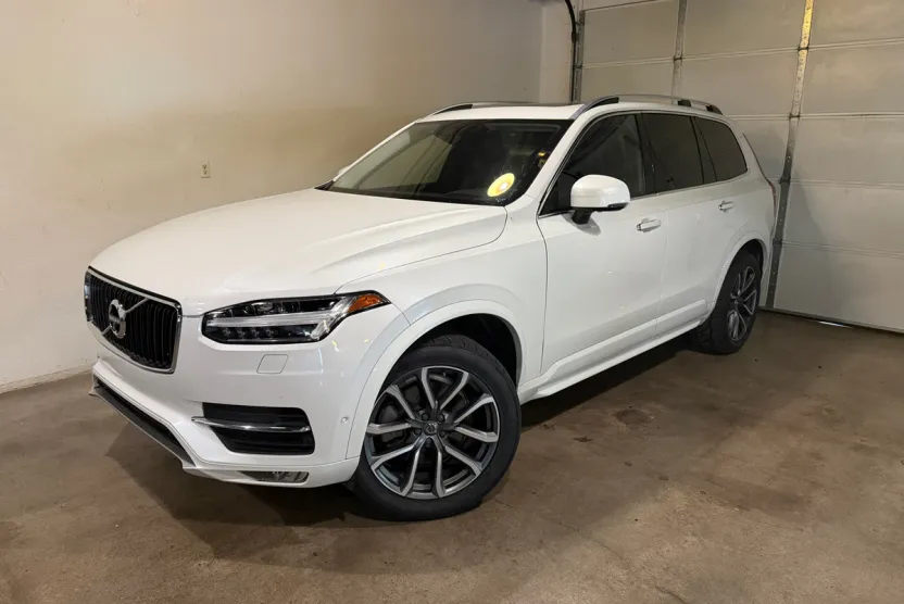 2017 Volvo XC90 T6 Momentum AWD photo 1