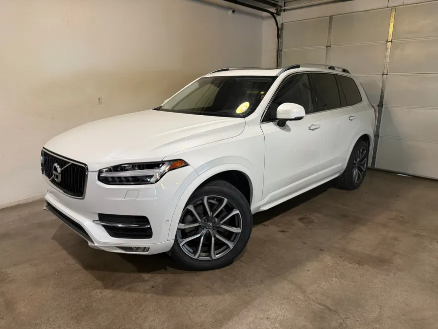 2017 Volvo XC90 T6 Momentum AWD photo 1