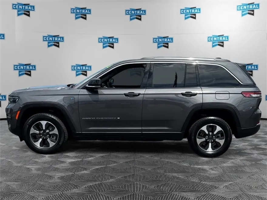 2022 Jeep Cherokee Limited 4xe photo 1