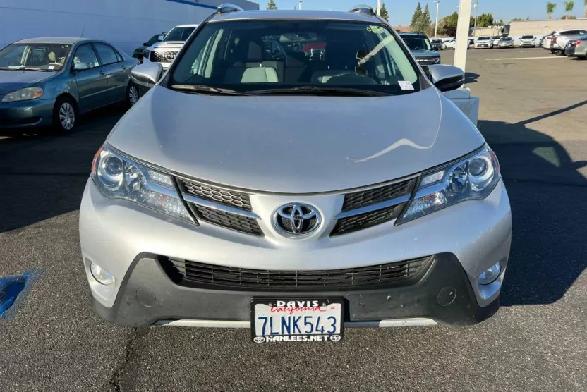 2015 Toyota RAV4 XLE photo 1