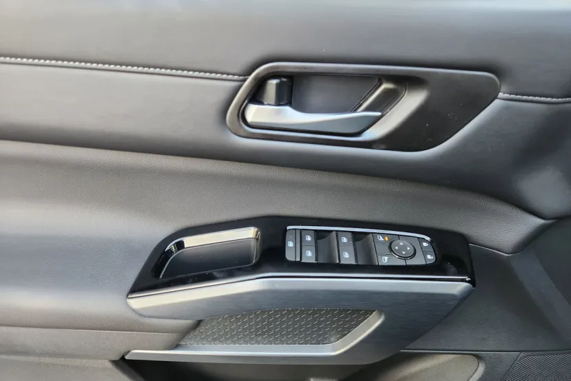 2025 Nissan Pathfinder SL photo 1