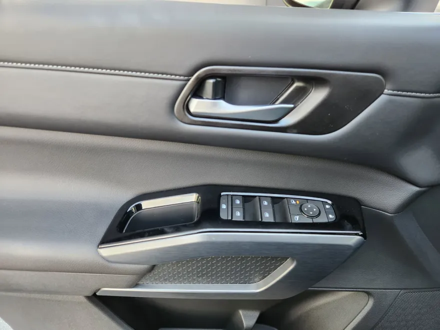 2025 Nissan Pathfinder SL photo 1