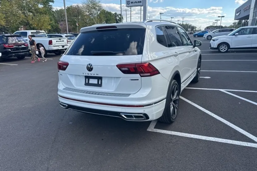 2022 Volkswagen Tiguan SEL Premium R-Line photo 1