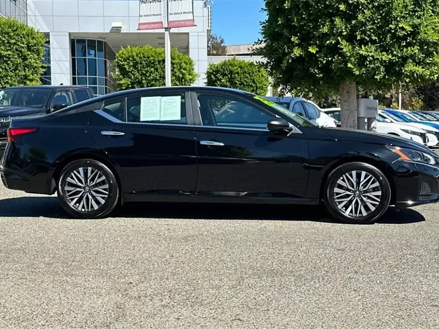 2025 Nissan Altima 2.5 SV photo 1