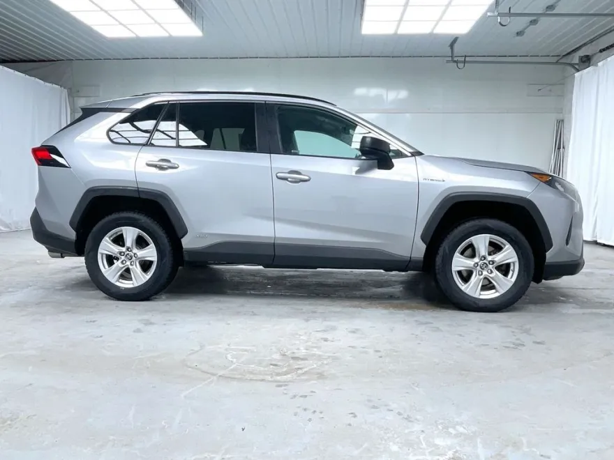 2020 Toyota RAV4 Hybrid LE photo 1