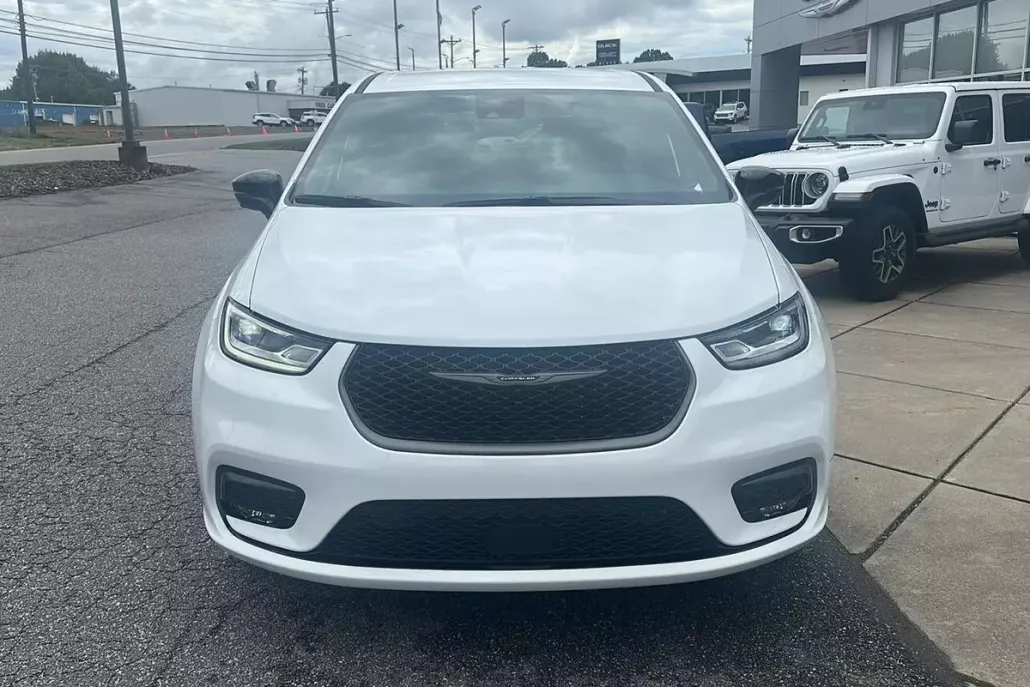 2026 Chrysler Pacifica photo 1