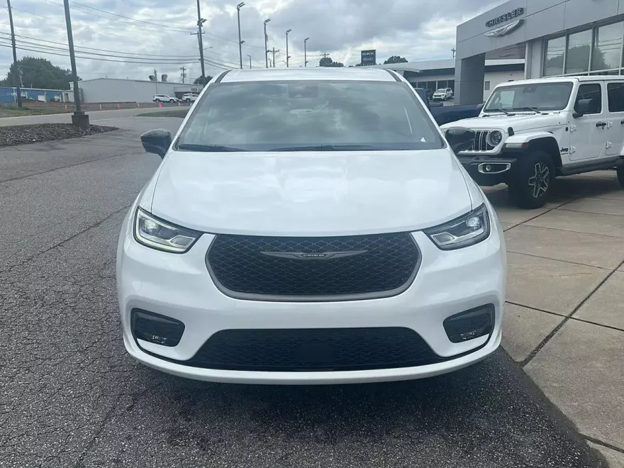 2026 Chrysler Pacifica photo 1