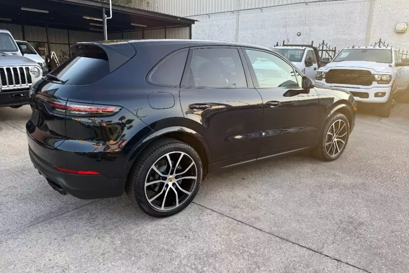 2021 Porsche Cayenne S photo 1