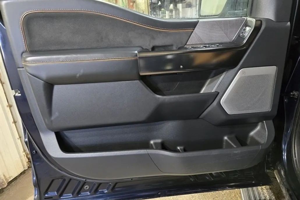 2023 Ford F-150 Platinum photo 1